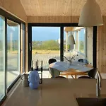 Modern Summer House Overlooking The Water 度假居