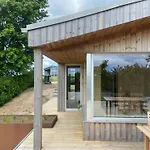 Modern Summer House Overlooking The Water 度假居 *