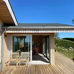 Modern Summer House Overlooking The Water 度假居