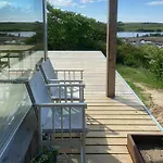 Modern Summer House Overlooking The Water * 福堡