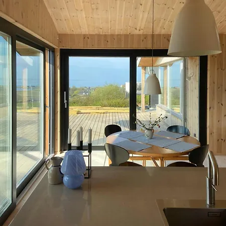 Modern Summer House Overlooking The Water בית נופש