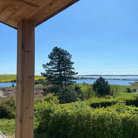 Modern Summer House Overlooking The Water פאבורג
