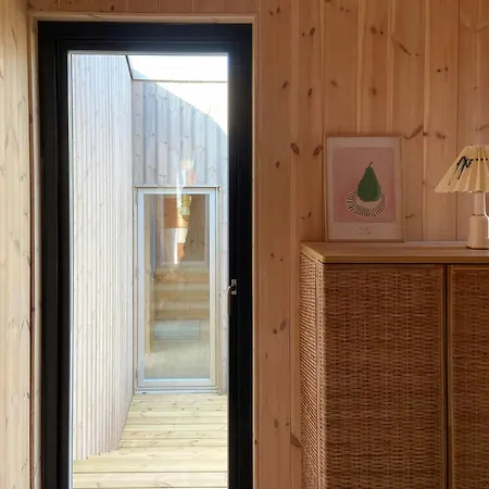 Modern Summer House Overlooking The Water 度假居 *