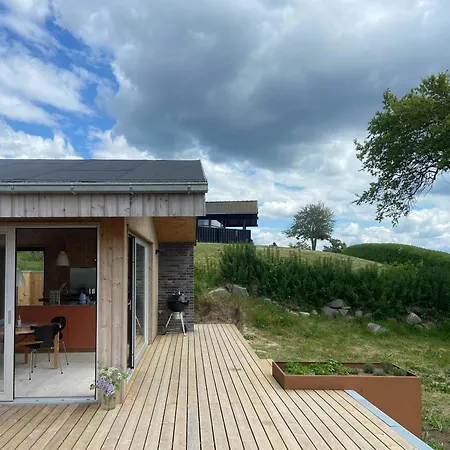Modern Summer House Overlooking The Water 度假居 *