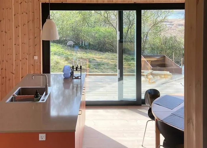 Modern Summer House Overlooking The Water בית נופש פאבורג