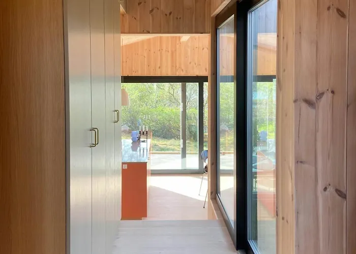 Modern Summer House Overlooking The Water Σπίτι διακοπών *