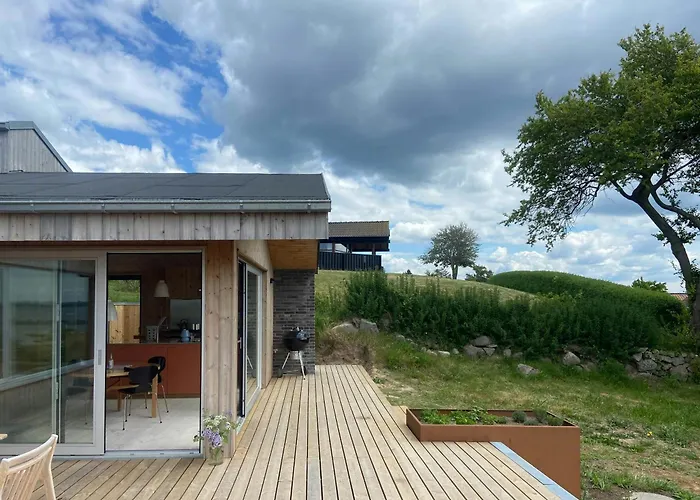 Modern Summer House Overlooking The Water Σπίτι διακοπών *