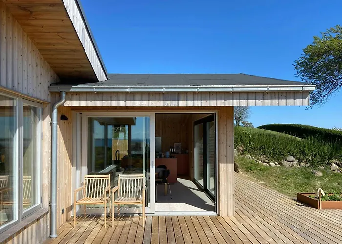 Modern Summer House Overlooking The Water Сasa de vacaciones